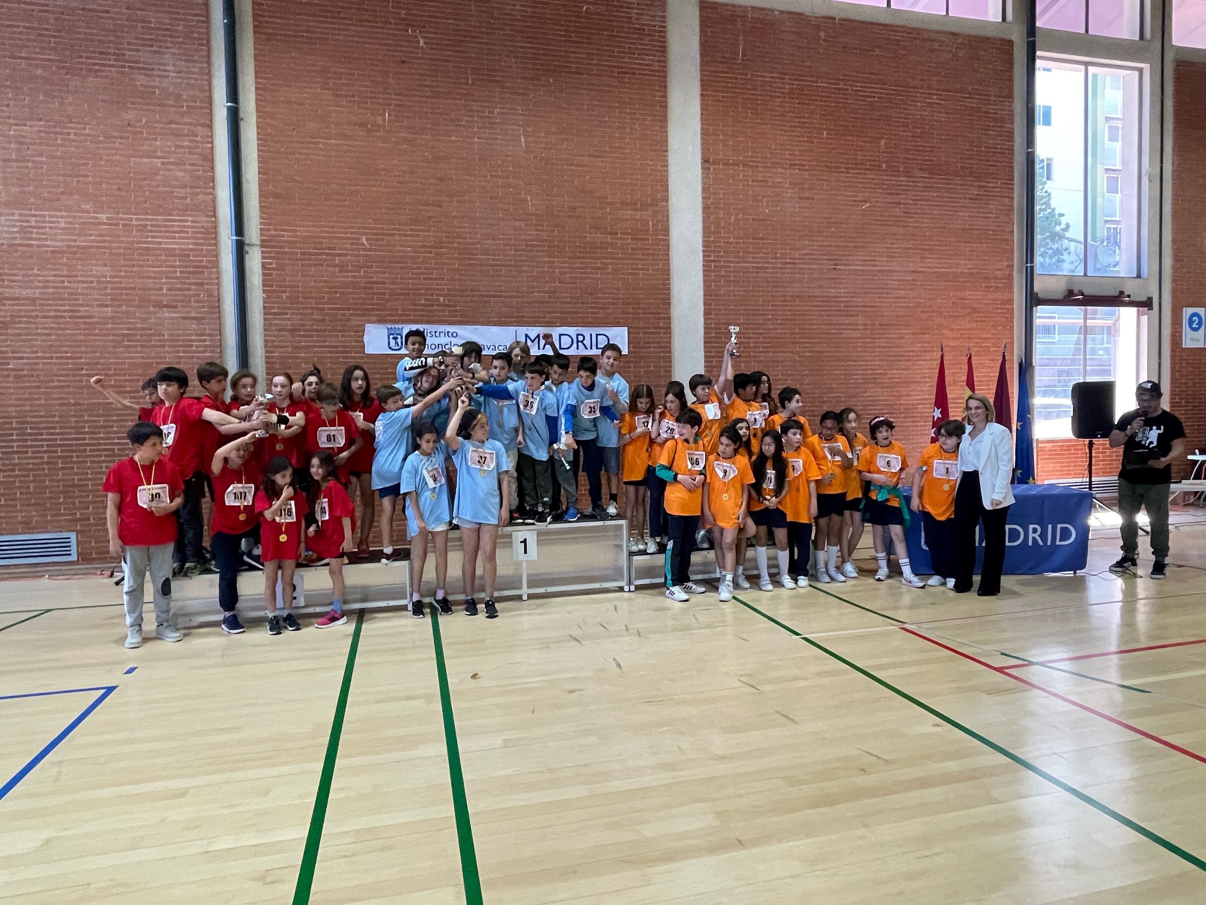 Escolares de 5º y 6º de primaria en el podio de las I Olimpiadas Escolares de Moncloa-Aravaca